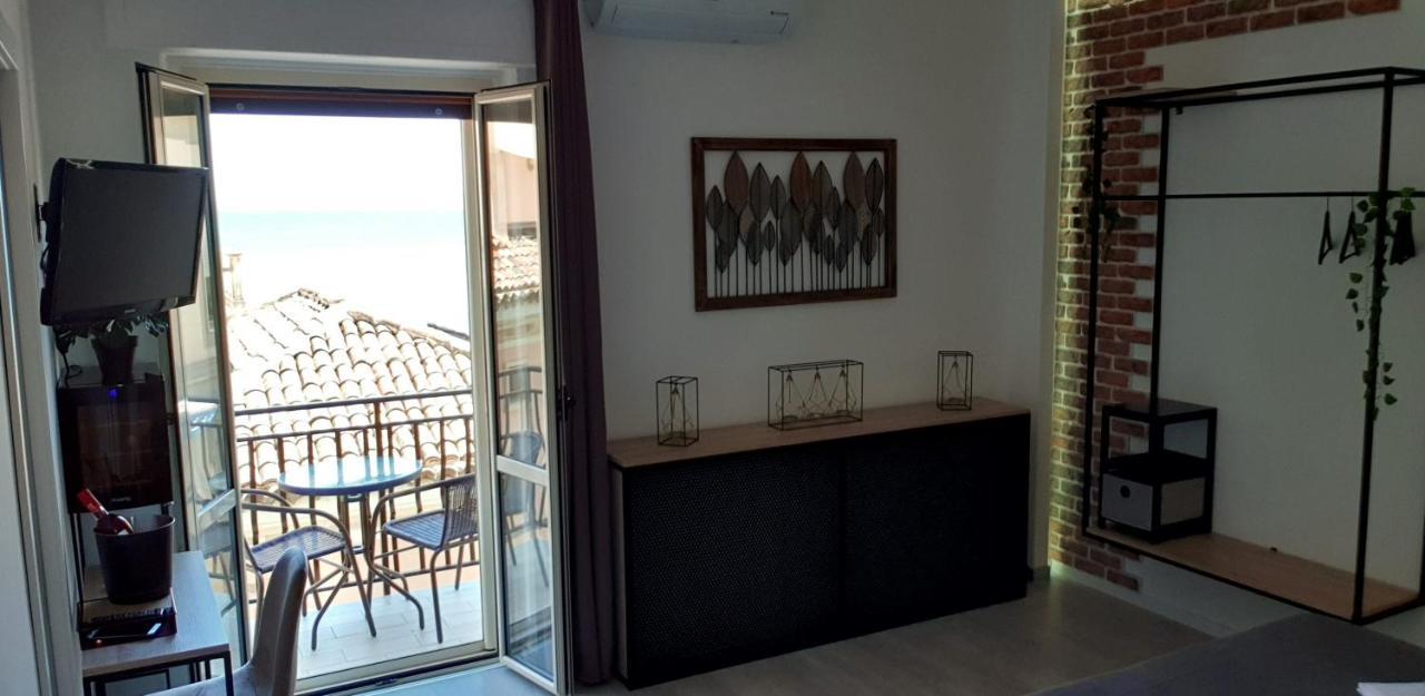 Dame Crotone Bed & Breakfast Bagian luar foto