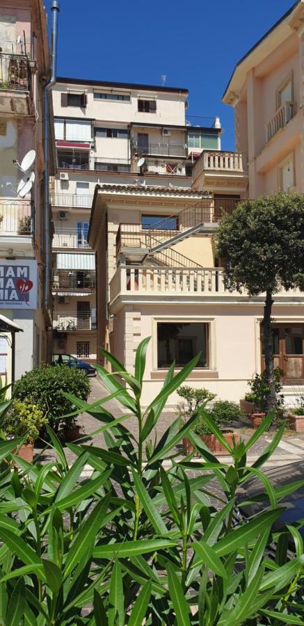Dame Crotone Bed & Breakfast Bagian luar foto